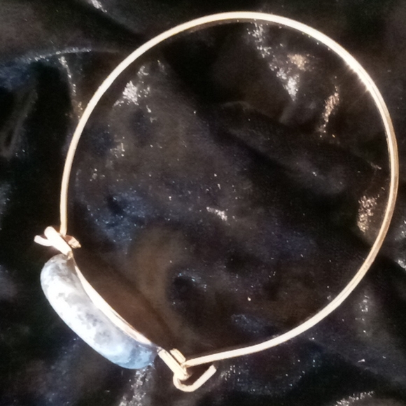 Gold tone bracelet with cats eye stone. Symbolizing the third eye chakra. - Picture 5 of 7